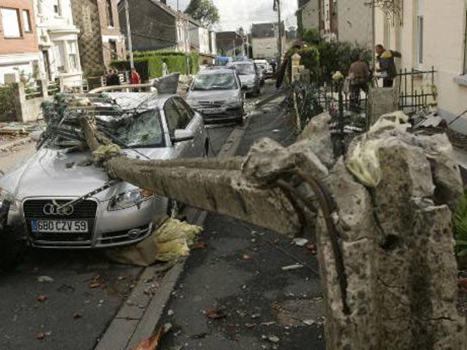 Močan veter je odkrival strehe, rušil