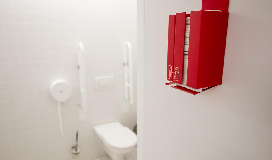 Na šolskem stranišču je bil tepen, sošolec ga je posnel