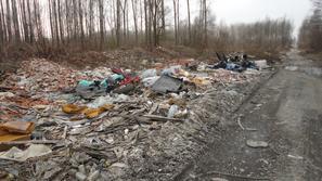 “Smeti so tudi na cesti,” je bila zgrožena bralka, ko se je sprehajala po Barju.