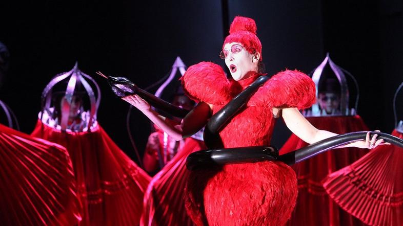 Ko pred premiero vadijo črne maske