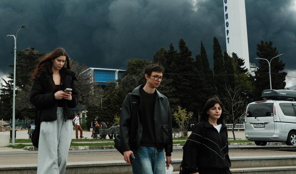 Nad mestom ogromni črni oblaki, na obali mrtve ribe in ptice