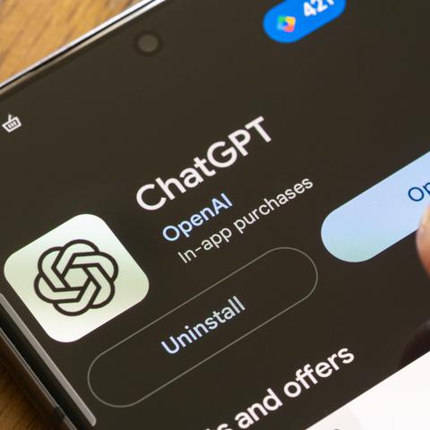 Telefon z ikono ChatGPT in OpenAI