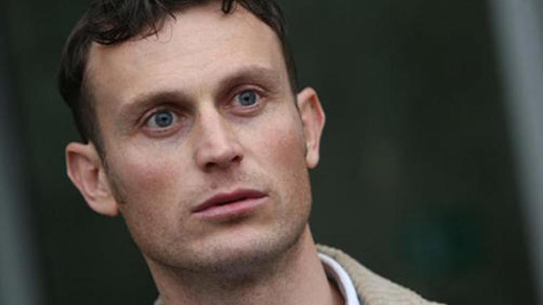 Roberta pošiljajo od vrat do vrat, odgovora pa ne dobi.