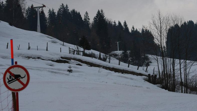 Zaradi slabega vremena in odjuge smučišča slabo obiskana, nekatera zaprta.  (Fot