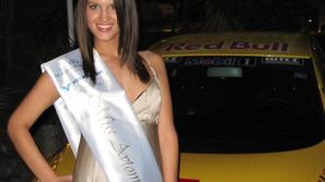 Dvajsetletna Tea Španja je v konkurenci 12 deklet postala prva miss Avtomoto Slo