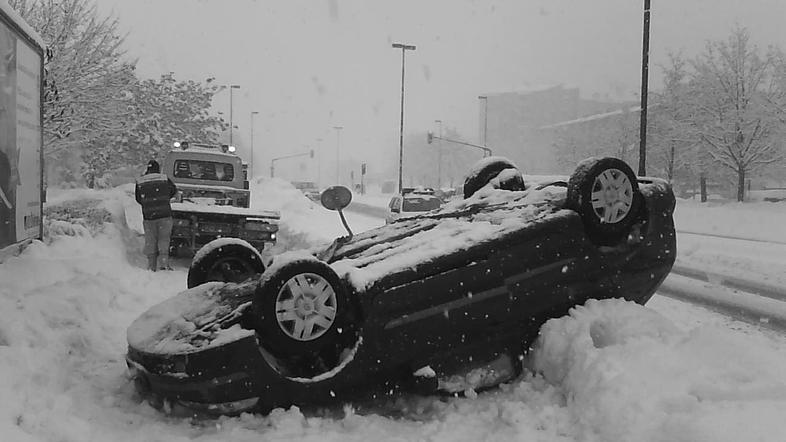 Zaloška cesta prevrnjen avtomobil sneg