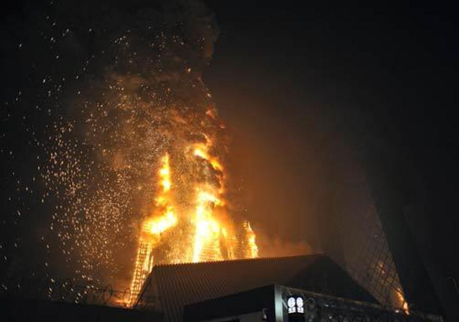 234 metrov visok hotel so zajeli plameni.