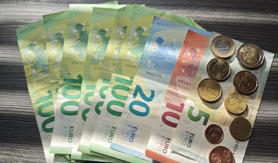 Manjkala je celo leto, a bo na račun dobila božičnico