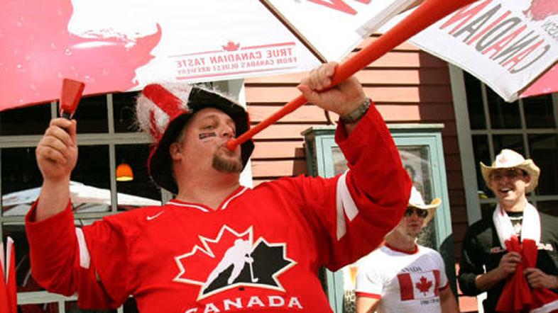 Dvorani sicer nista polni, a na ulicah je utrip prav navijaški.