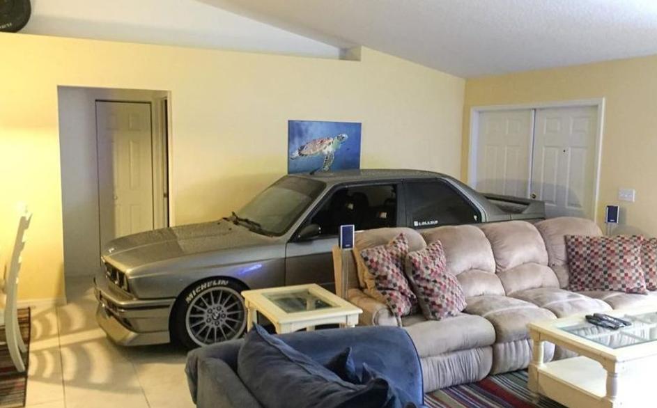 BMW M3 parkiral v hiši
