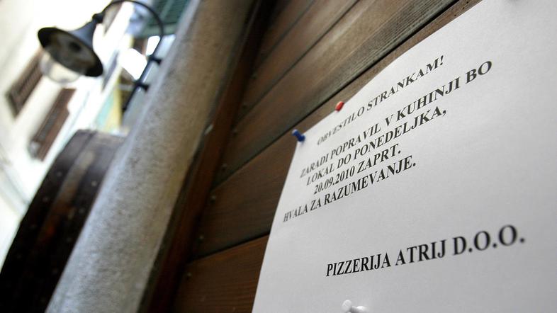 Po požaru je znana koprska restavracija v središču mesta zaprta, gasilci so imel