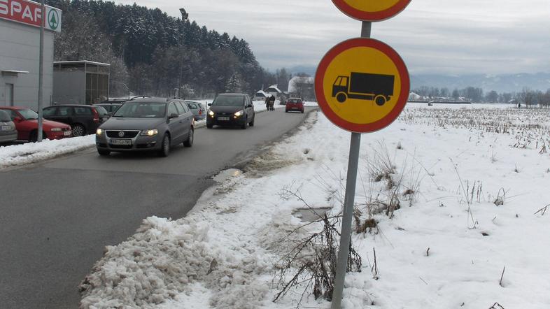 Ker je cesta ozka, se na njej težko srečata dva avtomobila, najnevarnejša pa je 