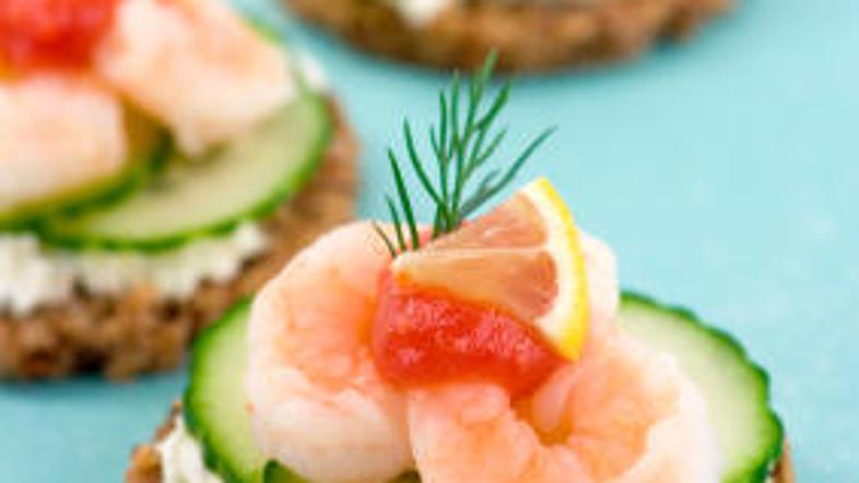 Kruhke lahko namesto z bučkami obložite z rezinami sveže kumarice in dodate kozi