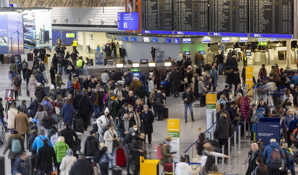 Pred vstopom v državo bi turistom preverili družbena omrežja