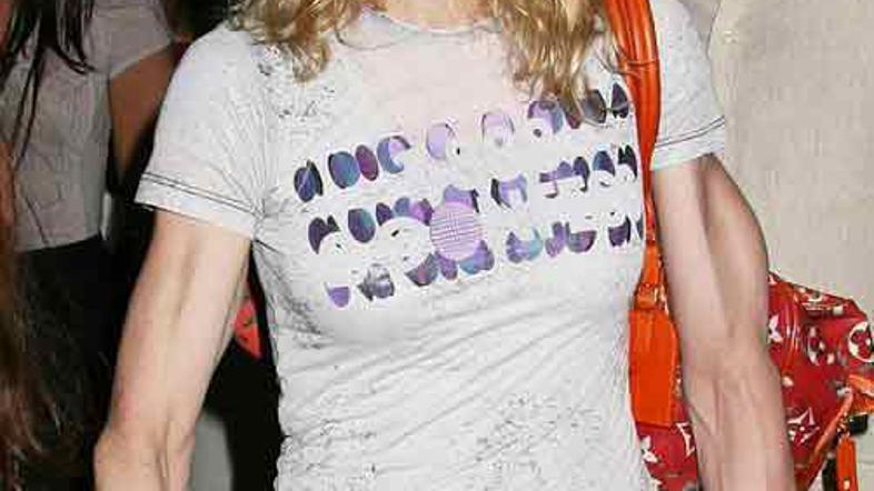 Madonna je presenetila s svojo pojavo. Vdrta lica in izstopajoče žile na rokah d