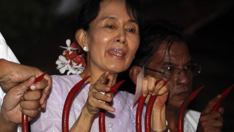 Su Čijeva je najprej pozdravila več sto podpornikov, ki so se zbrali pred njenim