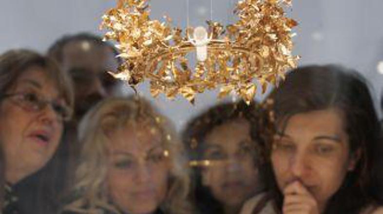 Obiskovalci zadržujejo dih.