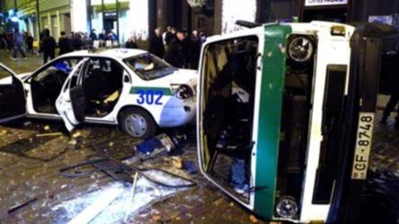 Protestniki so v središču Rige uničili več policijskih avtomobilov.