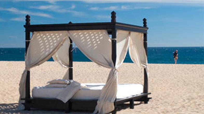 Baldahin zadržuje energijo in ustvarja zasebnost.