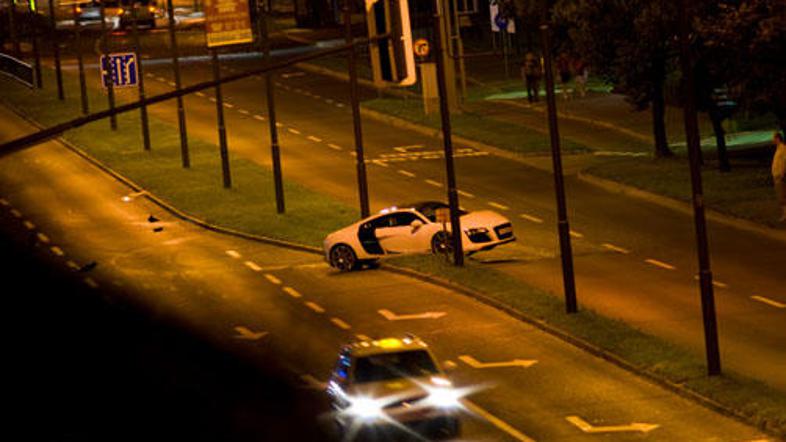Eden od štirih audijev r8r mtm na svetu je končal na zelenici na Celovški cesti.