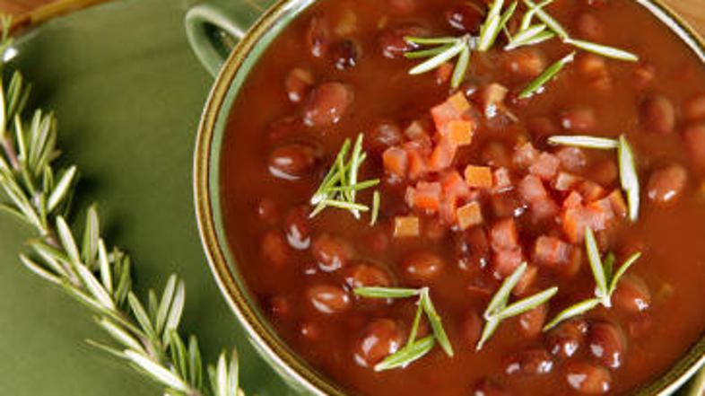 Okrasite jo z vejico rožmarina ali šetraja.