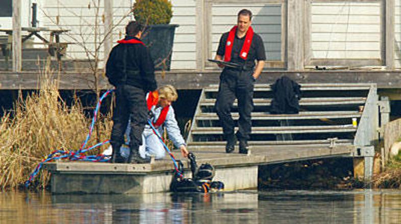 Potapljači so našli trupli mlade deklice in odrasle ženske v jezeru za njihovo h