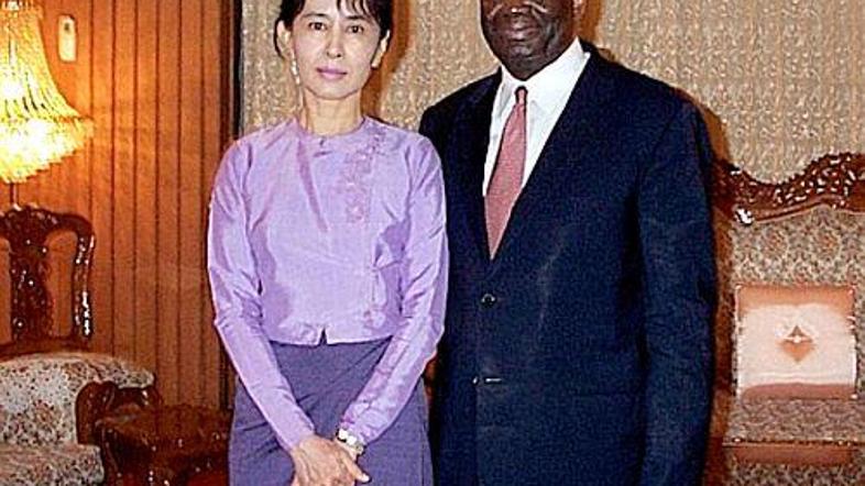 Arhivska fotografija odposlanca Gambarija in Suu Kyijeve, med njunim srečanjem n
