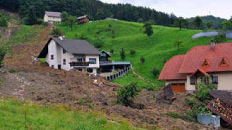 Med neurjem se je sprožilo 26 cestnih in 29 travniških plazov, 24 poškodb je nas