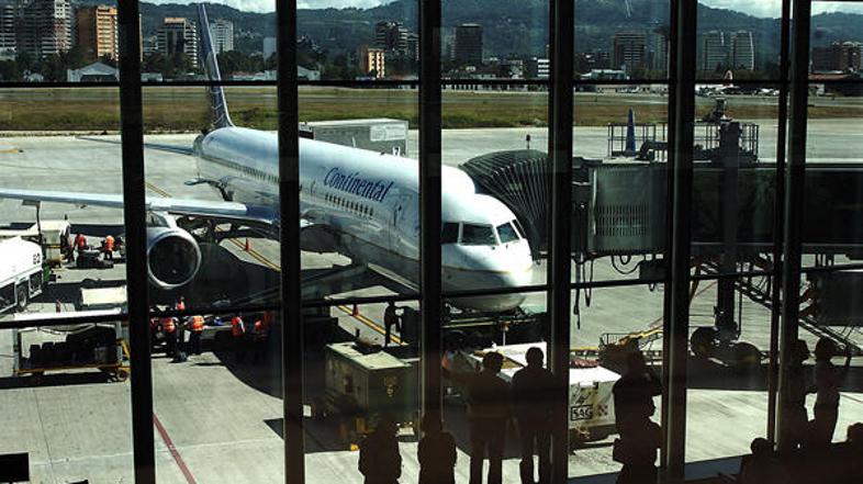 Na krovu je bilo 112 ljudi, med njimi pet članov posadke, ki so se z letala skoz