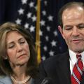 Eliot Spitzer z ženo na novinarski konferenci
