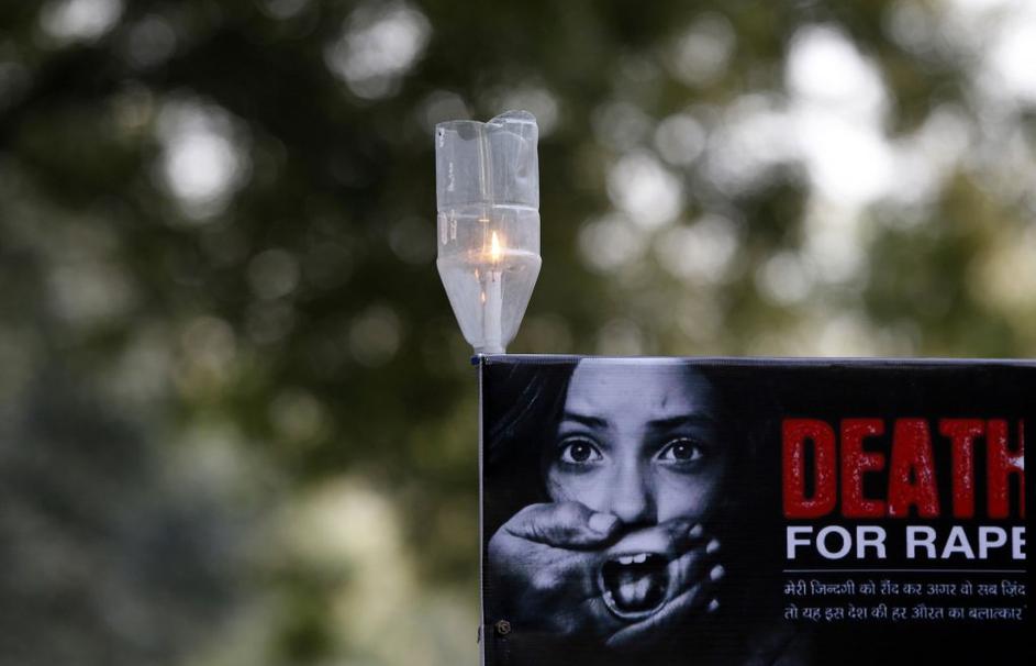 Protesti in svečke zaradi posilstva