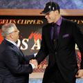 Blake Griffin in komisar lige David Stern, ki je kot prvi čestital mladeniču.