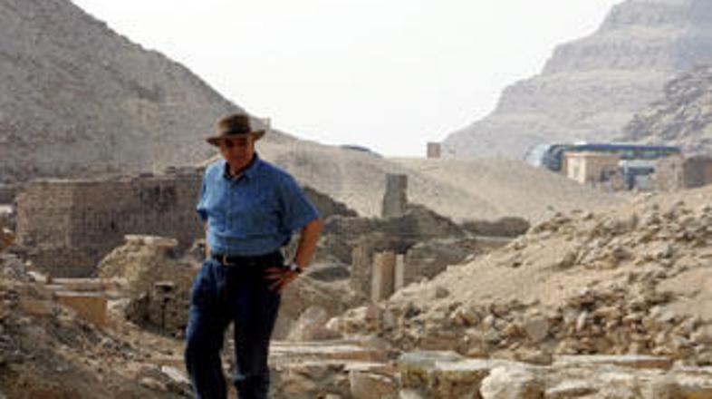 Havas je pojasnil, da je bila piramida, ki jo je pozneje prekrila več metrov vis