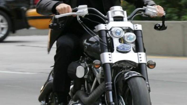 Tom se je zaletel v avtomobil pred seboj. 