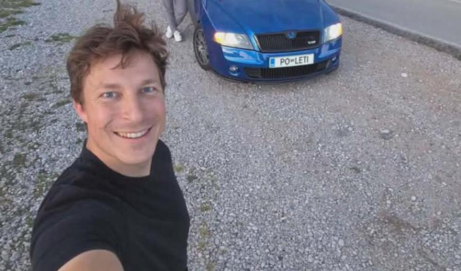 Jurij Tepeš s posebno tablico in dizlom vijugal po dirkališču