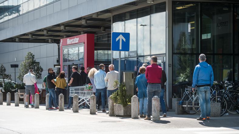 Vrste ljudi pred trgovino