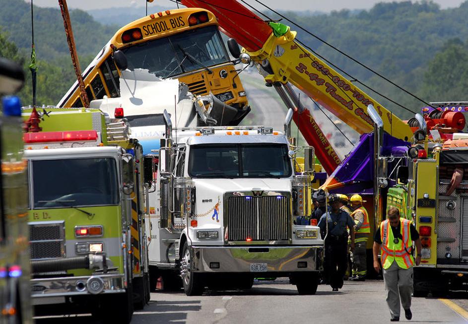 NESREČA, TOVORNJAK, AVTOBUS, ZDA