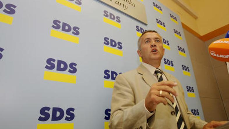 Pukšič iz poslanske skupine izstopa, ker mu ni bilo omogočeno vodenje komisije z