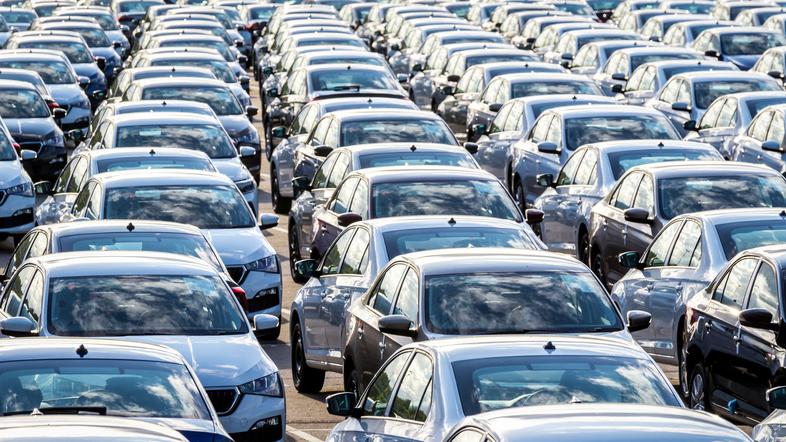 Parkirišče, novi avtomobili