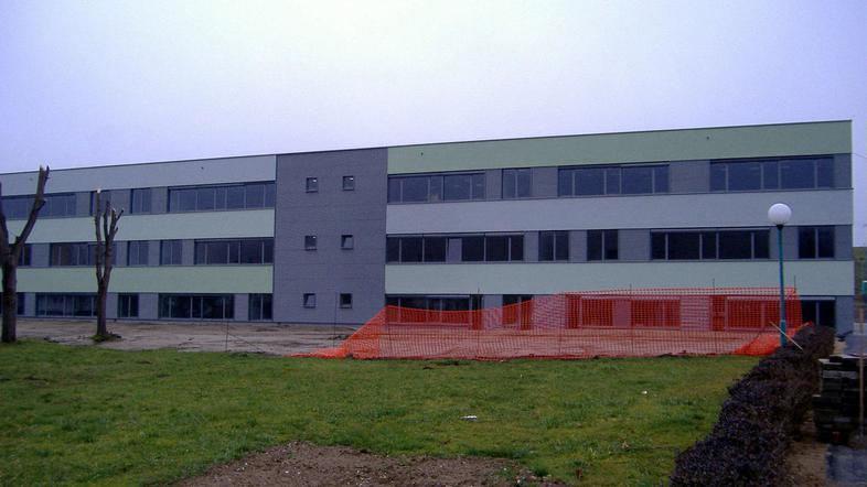 Nova šola ima brez telovadnice, ki še ni končana, nekaj več kot 1.100 kvadratnih