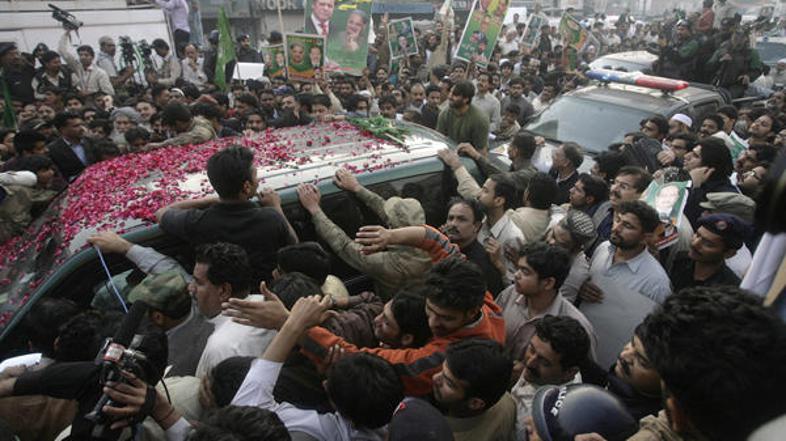 Takoj ko je premier oznanil veselo novico, je gibanje odvetnikov prekinilo napov