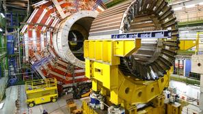 Ogromni magnet v raziskovalnem centru CERN