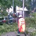 Reševanje osebnega avtomobila v Logatcu. (Foto: bralka Mateja Verbič)