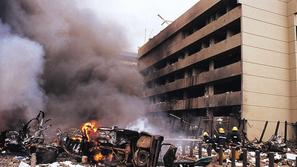 V napadih na ameriška veleposlaništva v Vzhodni Afriki je umrlo več kot 200 ljud