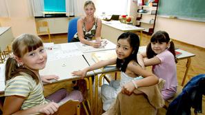 Otroci so se učili osnovnih besed s področja hrane, šole in obšolskih dejavnosti