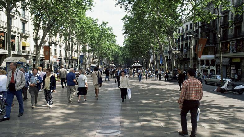 turisti na promenadi v Barceloni
