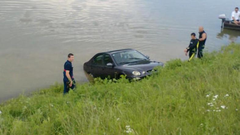 Mlada zaljubljenca sta med ljubljenjem pozabila zategniti ročno zavoro in na kon