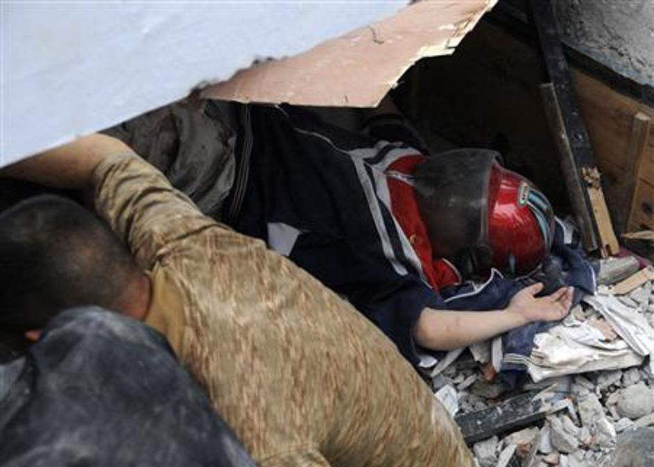 Število smrtnih žrtev uničujočega potresa, najmočnejšega v zadnjih 30 letih, bo 