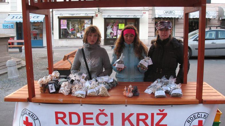 Učenci so na dobrodelni akciji Rdečega križa Drobtinica prodajali piškote, med i