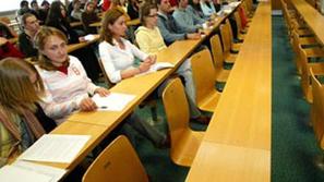 Študenti bodo lahko sedeli v klopeh tudi po osem let.